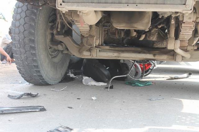 Xe máy nạn nhân bị cuốn vào gầm xe ben trên đường Võ nguyên Giáp, khu vực ngã tư Tân Cang