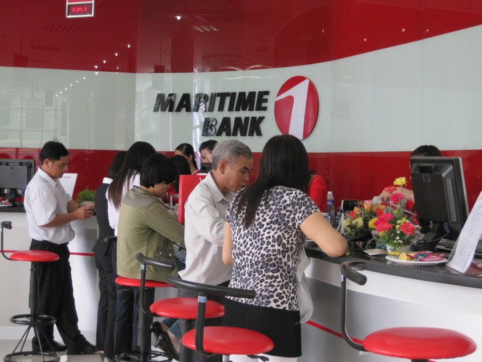 Khách hàng giao dịch tại Maritime Bank Khách hàng giao dịch tại Maritime Bank