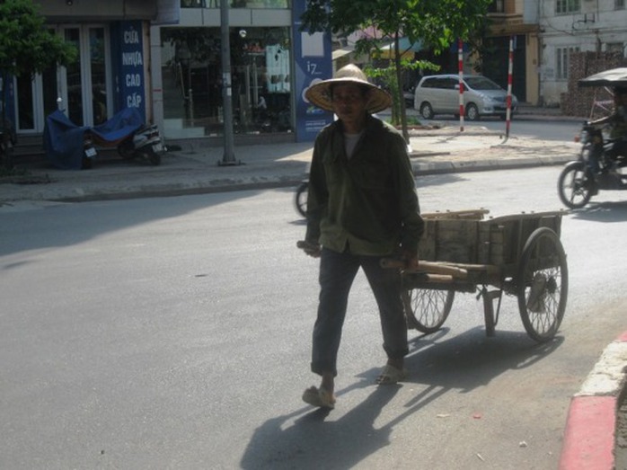 Những người lao động chân tay vất vả giữa thời tiết khắc nghiệt