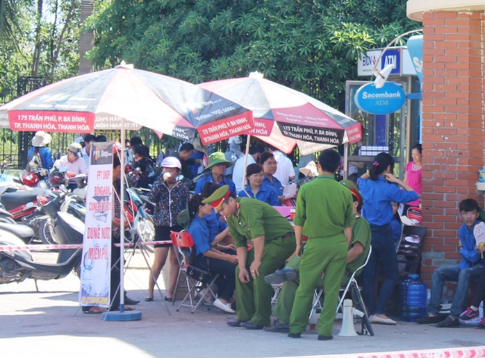 Lực lượng công an và thanh niên tình nguyện cũng căng mình trong nắng nóng để đảm bảo cho kỳ thi được an toàn