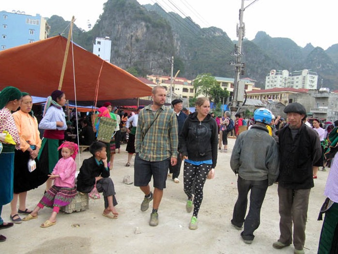 Du khách quốc tế tại chợ phiên Đồng Văn (Hà Giang)