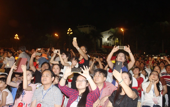Hàng ngàn người dân và du khách đã kéo về quảng trường Lam Sơn - Thanh Hóa dự buổi lễ