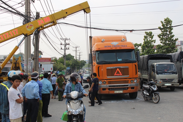 Lực lượng chức năng giải tỏa giao thông.