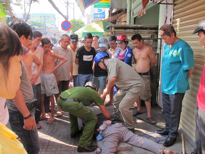 Công an đến đưa tên cướp về trụ sở làm rõ vụ việc