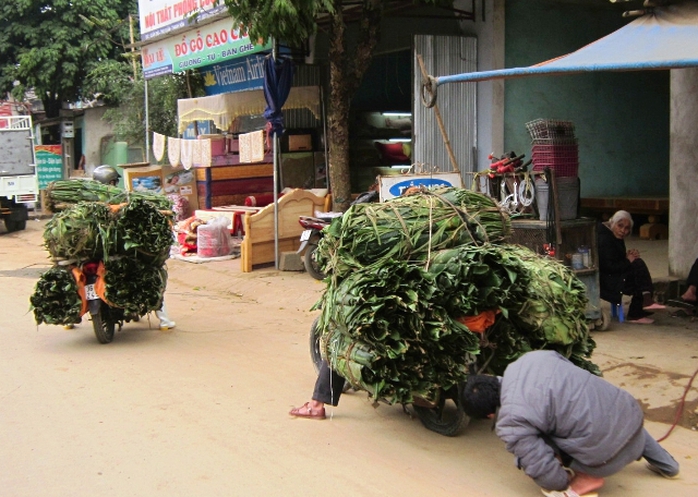 Xe máy chở đầy là dong tấp nập về xuôi