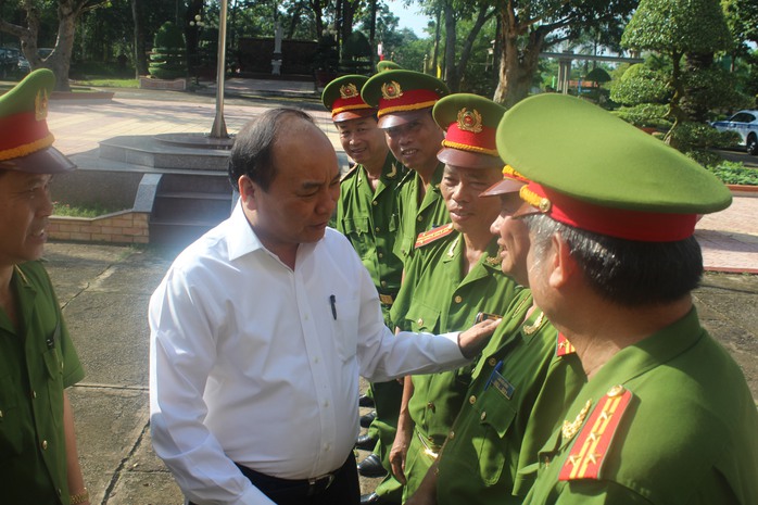 Phó Thủ tướng Nguyễn Xuân Phúc gặp, trao đổi với cán bộ, chiến sĩ tại trại giam