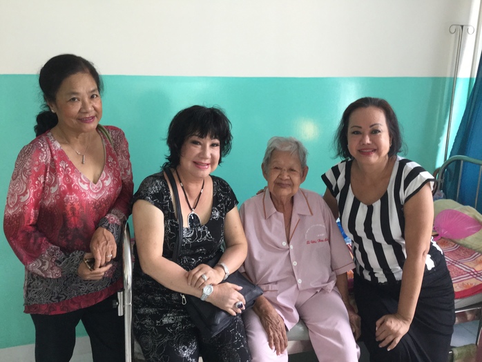 NS Tú Trinh, Mỹ Chi, Kiều Phượng Loan thăm các cụ già khuyết tật tại Trung tâm Thạnh Lộc