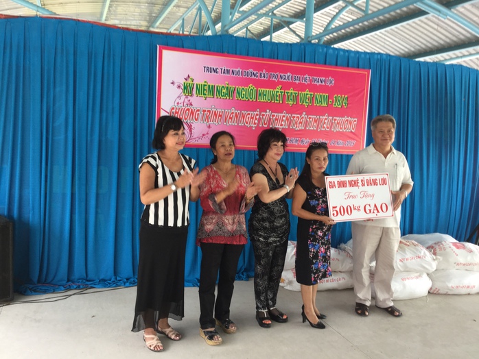 NS Kiều Phượng Loan, Tú Trinh, Mỹ Chi và chị Hội - chị của cố nghệ sĩ hài Đăng Lưu trao 500 ký gạo cho Trung tâm Thạnh Lộc sáng 18-4-15.