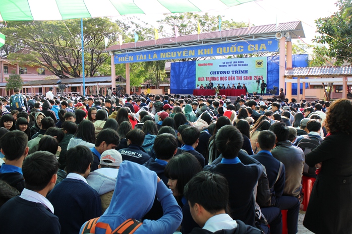 Học sinh Trường THPT Trần Phú, Tây Sơn, Đống Đa, chuyên Thăng Long, Yersin, Chi Lăng… cũng đến tham gia chương trình