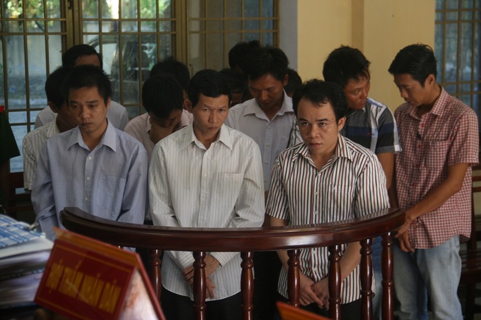 Khánh, Hải và Sự (hàng đầu từ trái sang) cùng 11 bị cáo sẽ bị tuyên án vào ngày 24-8