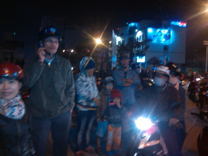 Người dân đứng hai bên đường chờ đón ông Nguyễn Bá Thanh