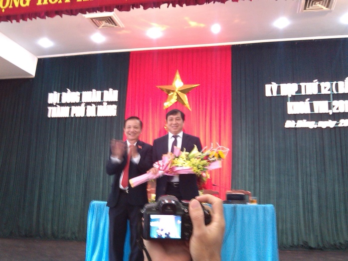 Bí thư Trần Thọ (trái), tặng hoa chúc mừng tân Chủ tịch UBND TP Đà Nẵng Huỳnh Đức Thơ