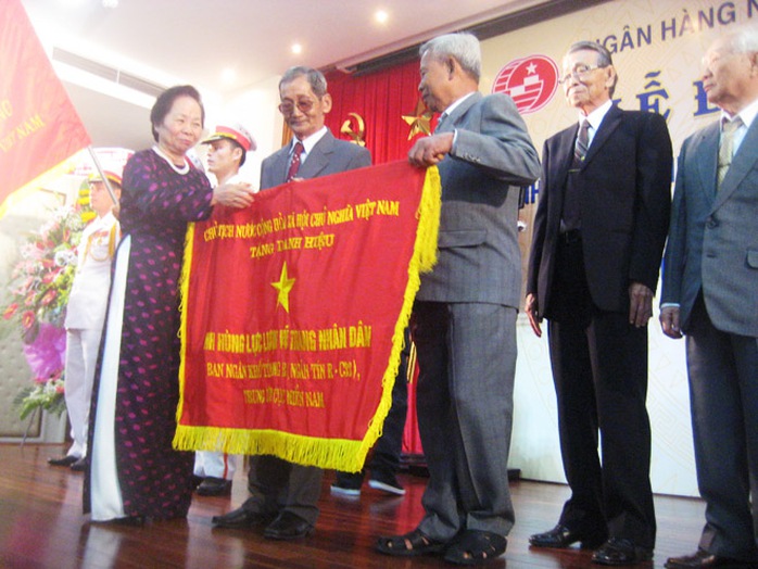Chủ tịch Nước Nguyễn Thị Doan trao tặng cờ Danh hiệu Anh hùng Lực lượng vũ trang nhân dân cho các cựu lãnh đạo Ban Ngân tín R-C32