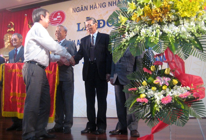 Thống đốc Nguyễn Văn Bình chúc mừng những cựu chiến sĩ C32