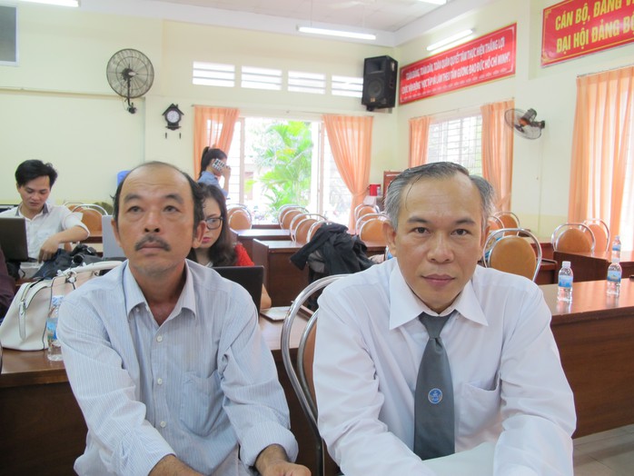 Ông Trương Bá Nhàn (bên trái) tại buổi xin lỗi