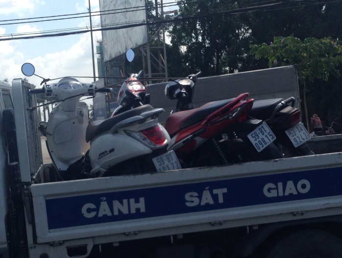 Ba chiếc xe máy của các nạn nhân được lực lượng CGST đưa khỏi hiện trường