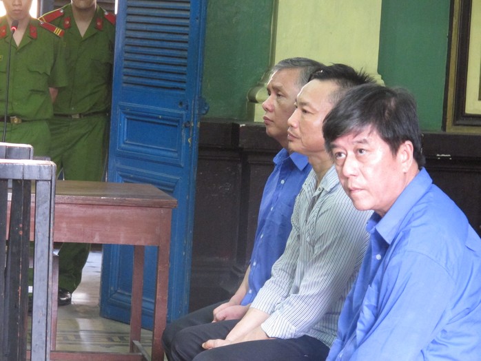 Ông Lê Minh Trí (ngoài cùng) lãnh 12 năm tù