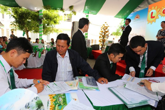Khách hàng đăng ký mua đất nền dự án Sunflower City Khách hàng đăng ký mua đất nền dự án Sunflower City