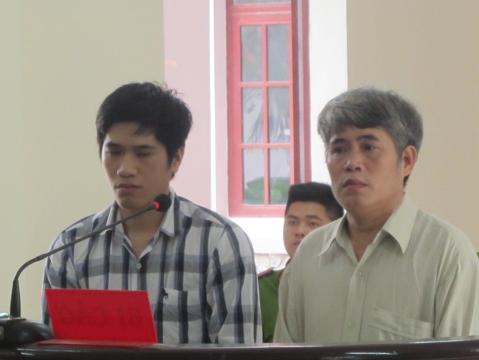 Nguyễn Văn Mã (hình phải) cùng con trai tại phiên xét xử