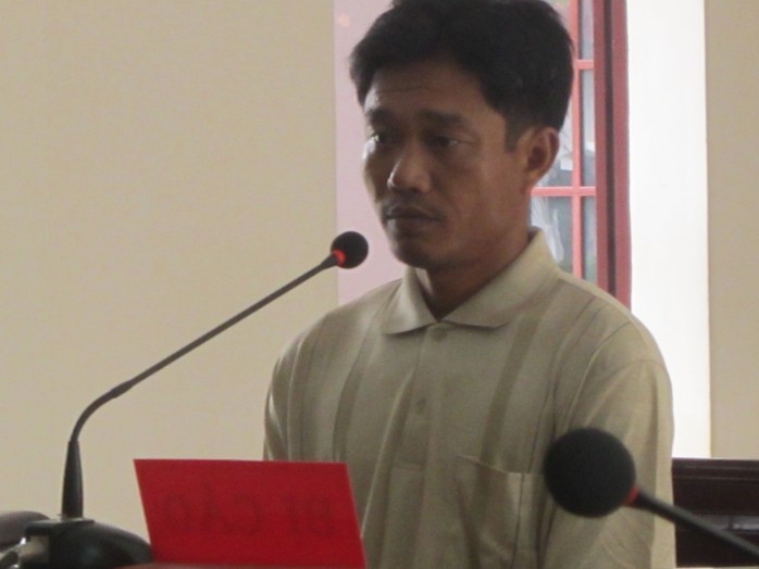 Nguyên công an xã Phan Thế Hoành bị đi tù vì không chỉ làm bằng giả mà còn liên hệ với nhóm làm bằng giả để làm giúp cho người khác.