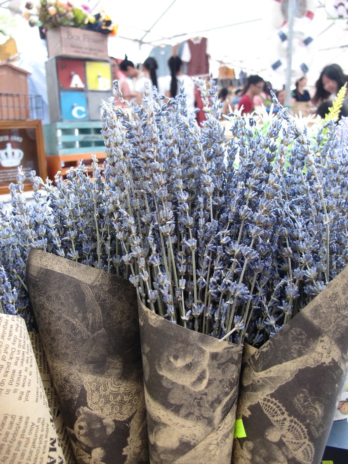 Hoa oải hương 100.000 đồng/bó được bày bán tại một phiên chợ Flea Market
