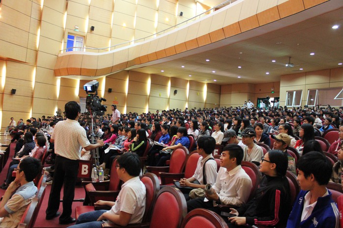 Thí sinh tham dự Chương trình Đưa trường học đến thí sinh tại Bình Định 2015