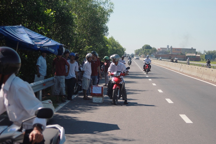 Sau tai nạn, người dân địa phương lập thùng quyên góp hỗ trợ người xấu số