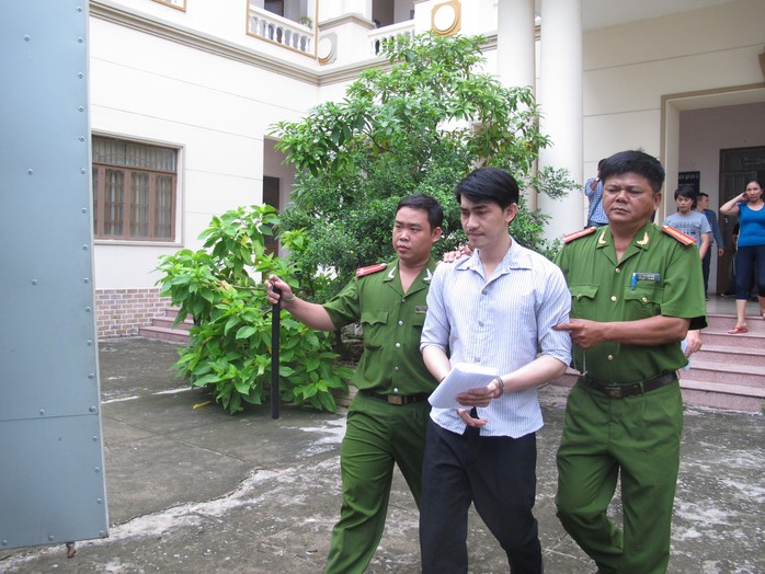 Bị cáo Phạm Châu Tony ra xe dẫn giải sau khi lãnh án