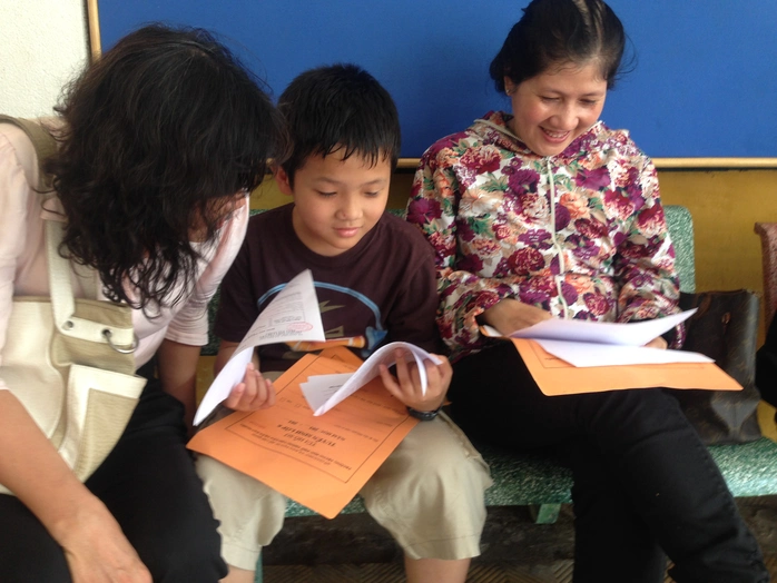 Phụ huynh và học sinh mua hồ sơ thi tuyển vào Trường THPT Chuyên Trần Đại Nghĩa