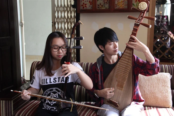 Bốn chị em trao đổi và tập luyện tại nhà của nghệ sĩ Hồ Nga - mẹ của Thảo Linh. Ảnh: Kim Khánh