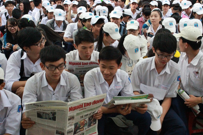 Học sinhh TP Tuy Hoà tề tựu về Trường THPT Nguyễn Huệ từ lúc 7 giờ sáng, háo hức chờ đợi chương trình diễn ra