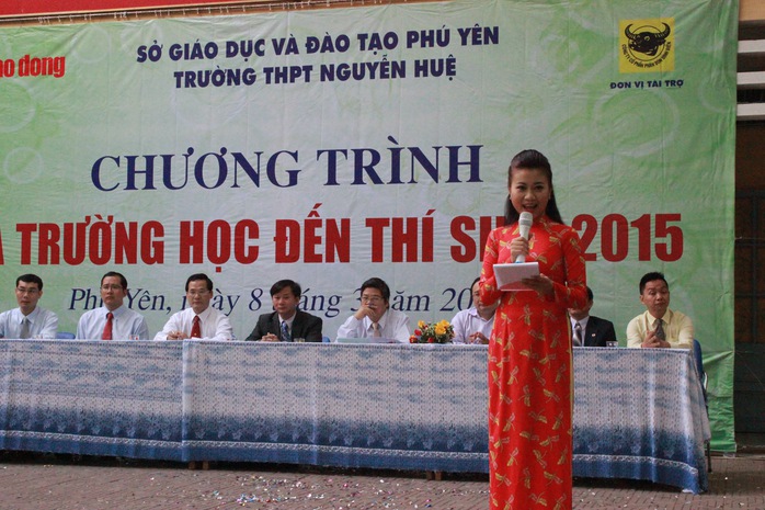 Dẫn chương trình là MC Huỳnh Ngân, Giải Én bạc Người dẫn chương trình truyền hình 2014