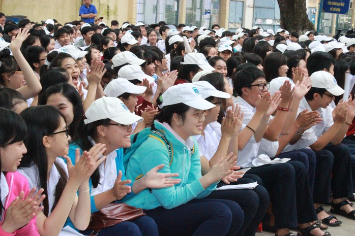 Học sinh hào hứng tham dự chương trình lần đầu tiên Báo Người Lao Động tổ chức tại Trường THPT Nguyễn Huệ
