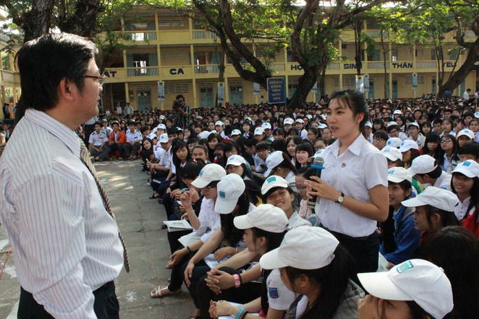 TS Trần Đình Lý trao đổi với học sinh về hướng nghiệp, chọn ngành nghề