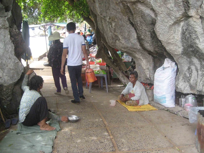 Người ăn xin ngồi đầy ở lối vào điểm du lịch Hòn Phụ Tử