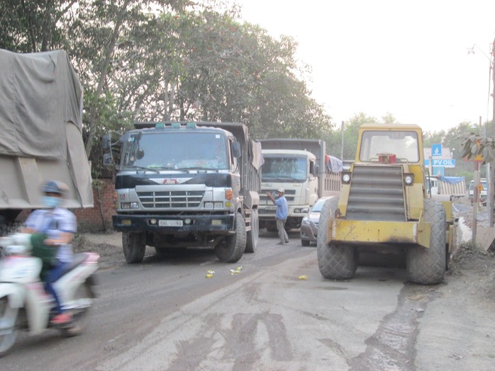 Xe tải bị chặn đậu kín hai bên đường cản trở các phương tiện khác