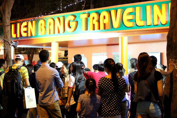 Gian hàng Lien Bang Travelink với nhiều trò hoạt náo sôi động
