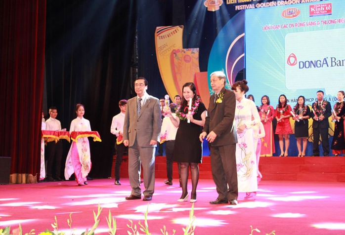 Đại diện DongA Bank nhận giải thưởng Thương hiệu mạnh Đại diện DongA Bank nhận giải thưởng Thương hiệu mạnh
