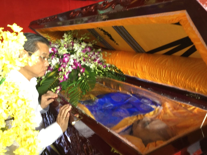 Ông Hứa Ngọc Thuận - Phó chủ tịch UBND TP HCM - Trưởng Ban tang lễ nhìn mặt nhạc sĩ Phan Huỳnh Điểu lần cuối
