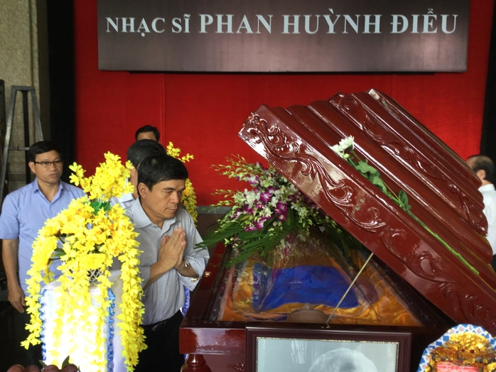 Nhà báo Nguyễn Quý Hòa - Tổng Giám đốc Đài Truyền hình TPHCM nhìn mặt nhạc sĩ Phan Huỳnh Điểu lần cuối