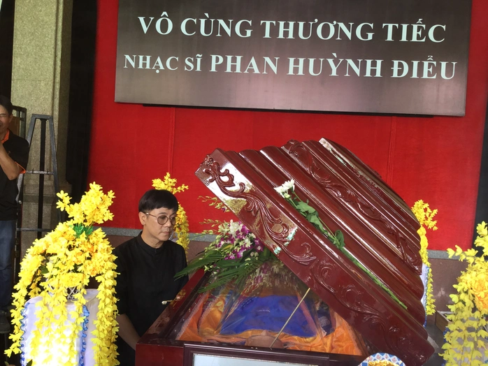 NSƯT Thành Lộc nhìn mặt nhạc sĩ Phan Huỳnh Điểu lần cuối