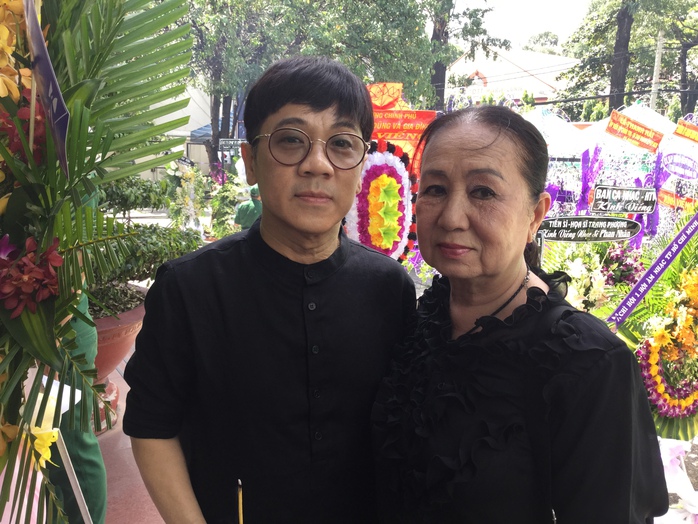 NSƯT Thành Lộc và NSƯT Hồng Vân đến viếng đám tang nhạc sĩ Phan Huỳnh Điểu