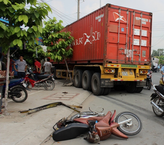 Sau va chạm liên hoàn, xe container đâm thẳng vào 1 nhà dân