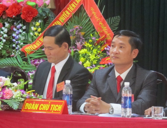 Từ trái qua phải: Bí thư xã Nhữ Văn Hải và chủ tịch xã Vũ Văn Nhân