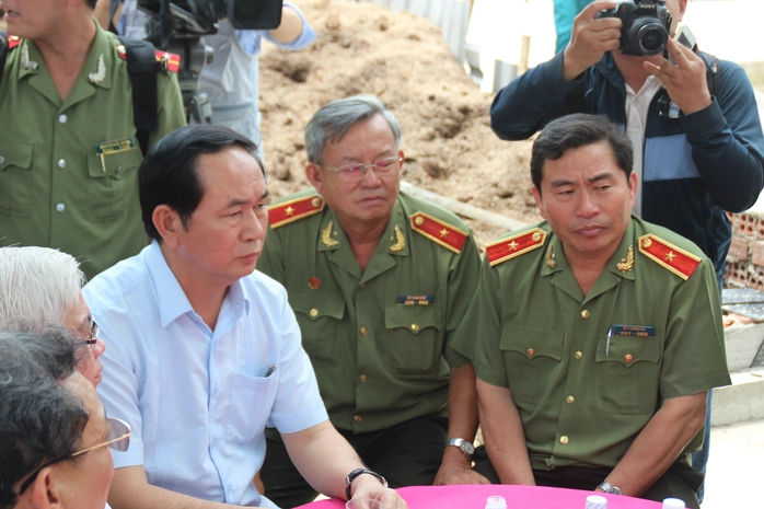 Bộ trưởng Trần Đại Quang (áo màu sáng) có mặt tại hiện trường vụ án sáng nay 8-7