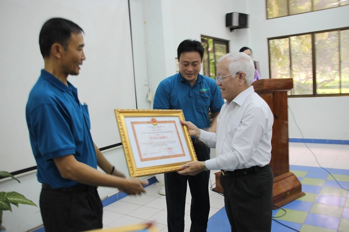 Lê Hoàng Quân, Chủ tịch UBND TP HCM tặng bằng khen đến Ban GĐ Thảo cầm viên.