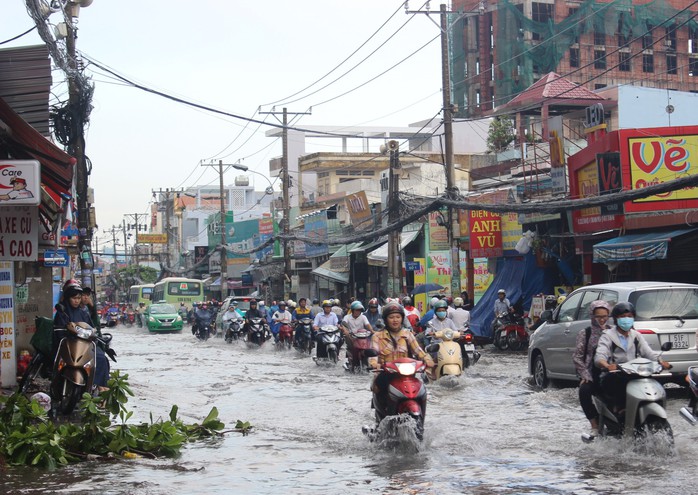 Mưa gây ngập nhẹ trên đường Lê Văn Việt khiến giao thông gặp nhiều khó khăn