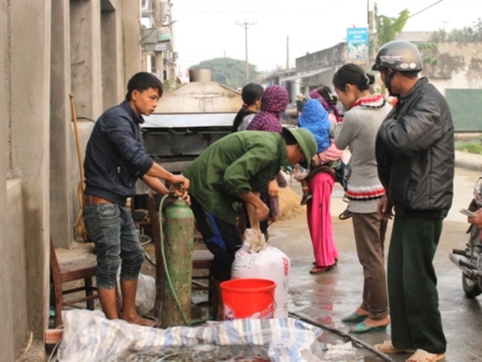 Cá được thương lái đóng bao, bơm ô xi đưa đi nơi khác tiêu thụ