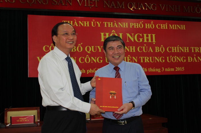 Ông Tô Huy Rứa trao quyết định cho ông Nguyễn Thành Phong