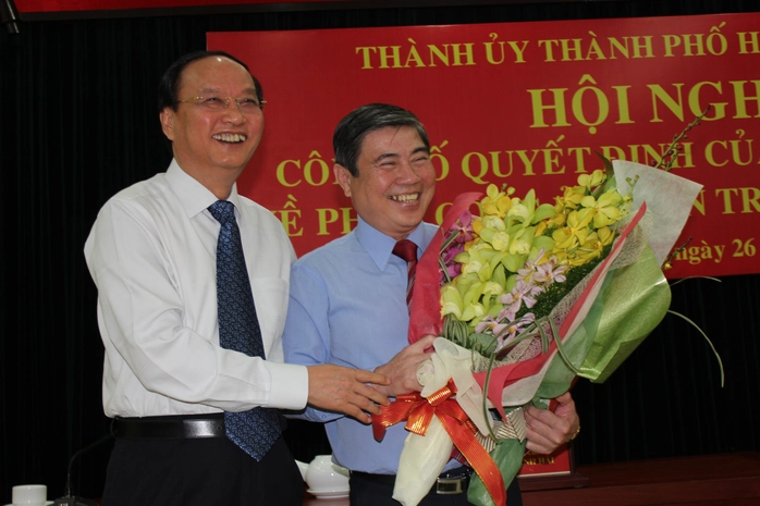 Ông Tô Huy Rứa tặng hoa chúc mừng ông Nguyễn Thành Phong